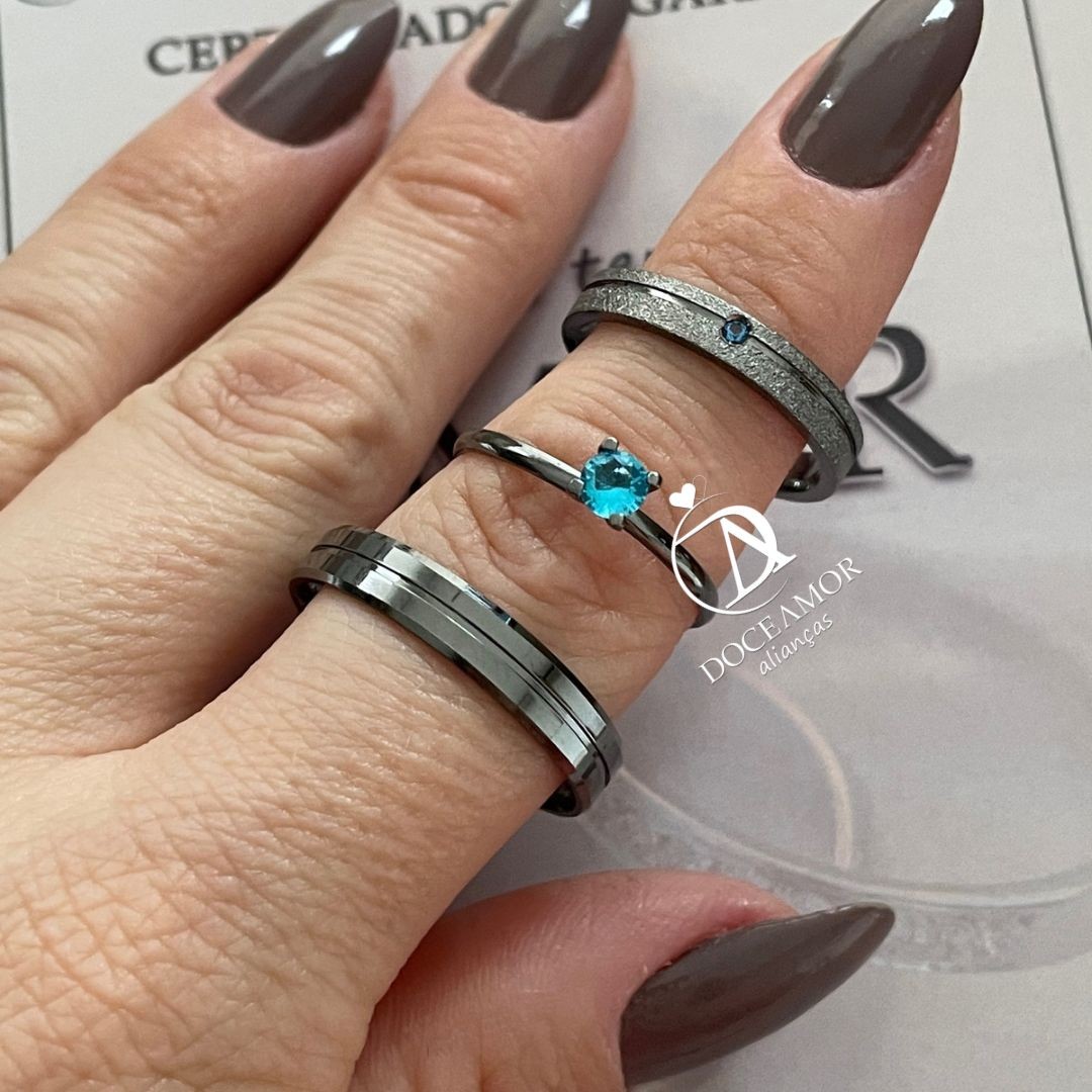 Par de Alianças em Prata 950 Banho  Ródio Negro - 4mm  Modelo: DA-017  Solitário Tradicional