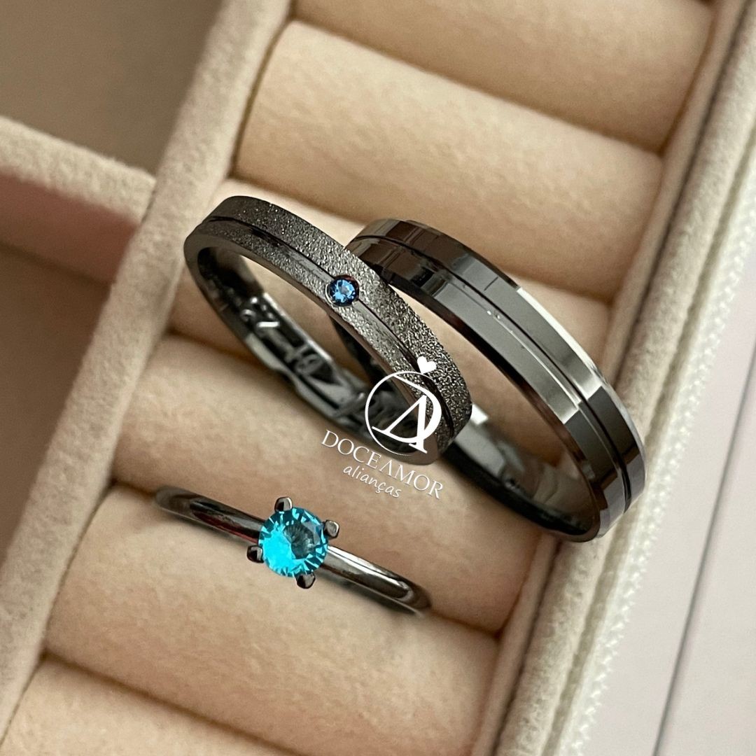 Par de Alianças em Prata 950 Banho  Ródio Negro - 4mm  Modelo: DA-017  Solitário Tradicional