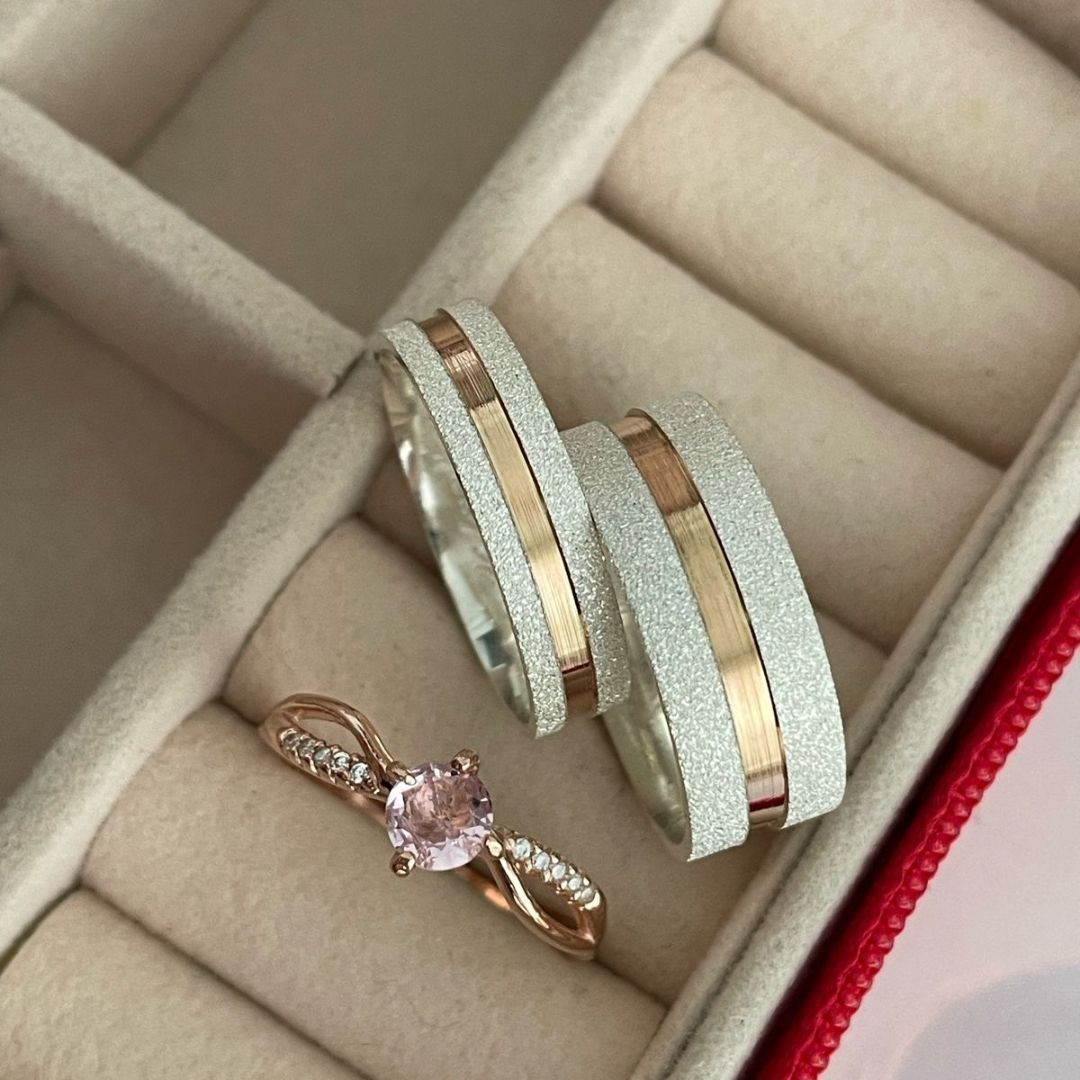 Alianças em Prata 950 - Maya - 8mm e 5mm  - com Filetes Banhados no Ouro Rose - Solitário Princes