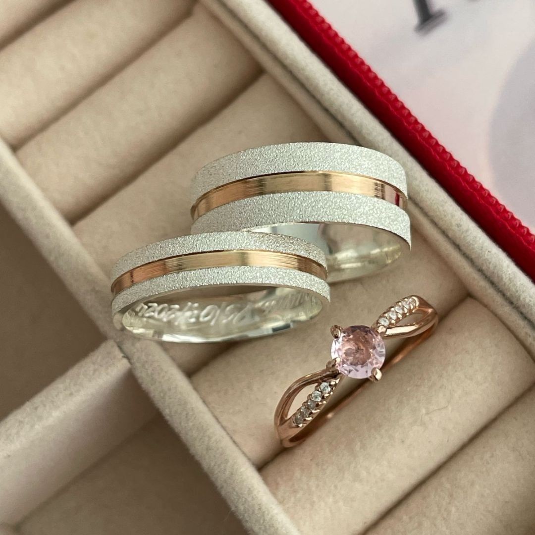 Alianças em Prata 950 - Maya - 8mm e 5mm  - com Filetes Banhados no Ouro Rose - Solitário Princes