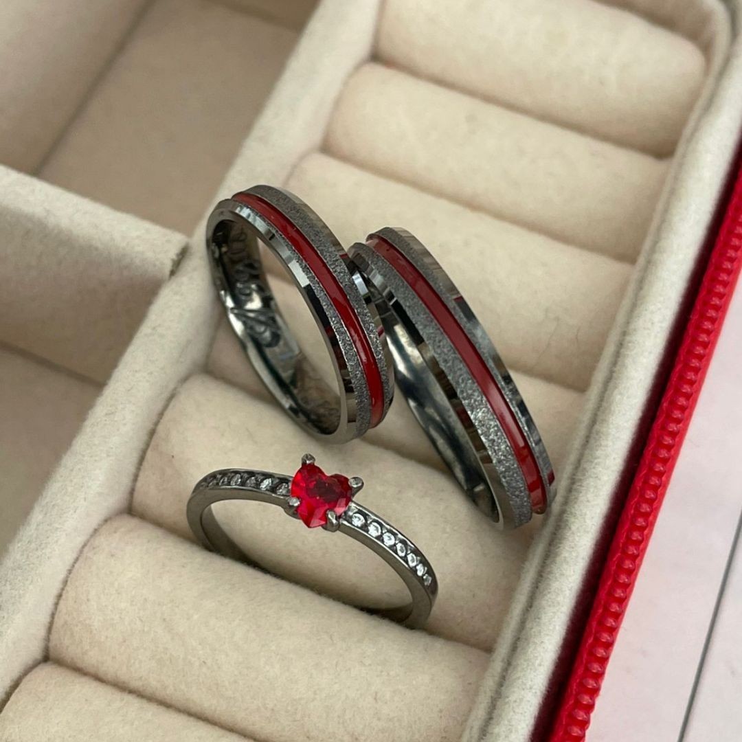 Alianças Akai ito com Banho de Ródio Negro - 4mm  - Retas - Solitário Elegance pedra Coração