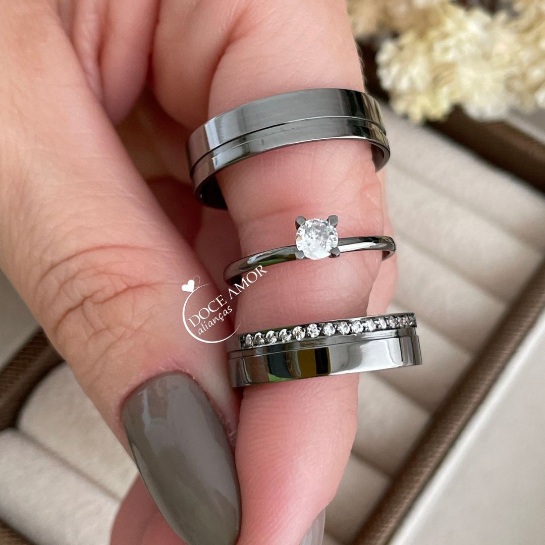 Par de Alianças em Prata 950 - Banho Ródio Negro - 5mm - Modelo: DA-038 - Solitário Tradicional