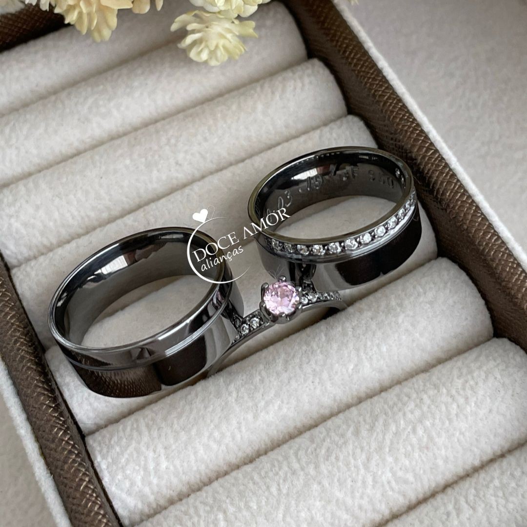 Par de Alianças em Prata 950 - Banho Ródio Negro - 7mm -  Modelo: DA-038-2 - Solitário Ellegance 